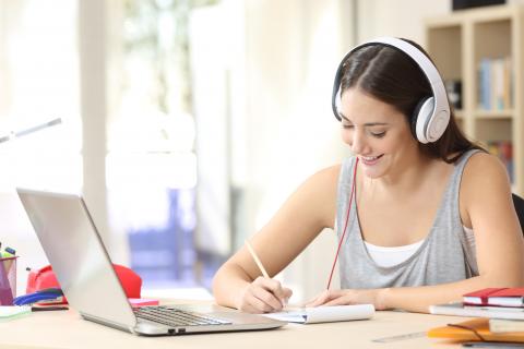 Your Guide to the Best Scholarships for Women in 2022